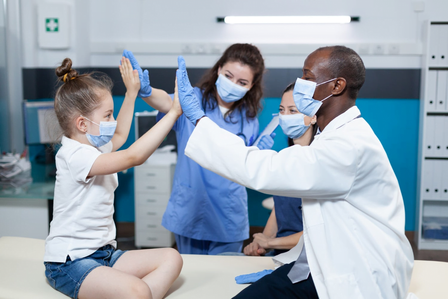 Free photo girl patient with medical protective face mask against coronavirus