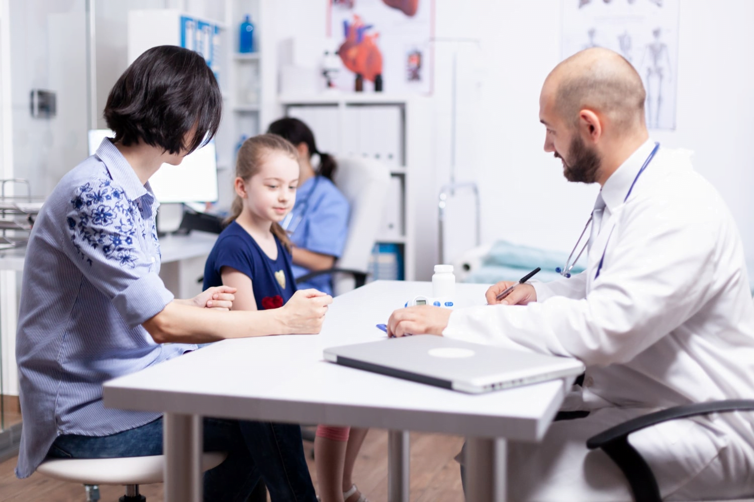Free photo pediatrician writing treatment after consultation of sick child in hospital office. healthcare physician specialist in medicine providing health care services treatment examination.